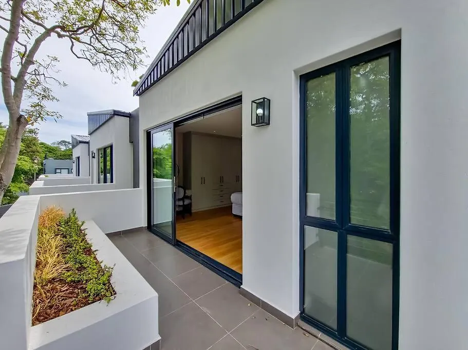 Luxurious Family Home In Newlands With Pool Le Cap